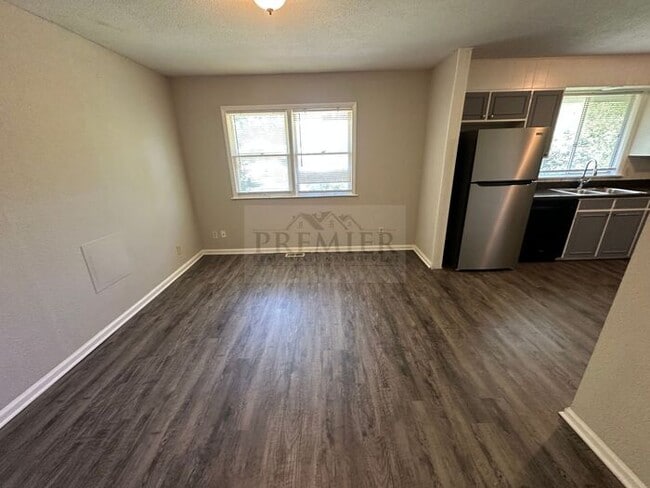 Foto del edificio - 4 bd/1.5 ba house Rent $1475 -11808 Smalle...