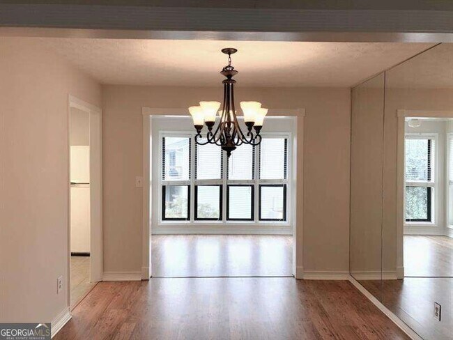Foto del edificio - 606 Park Ridge Cir