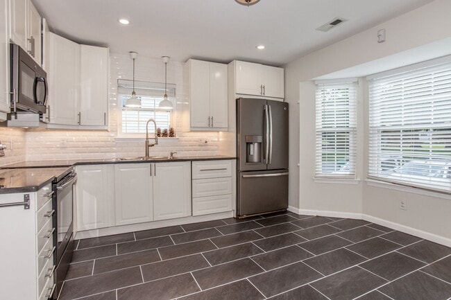 Building Photo - Spacious 3 Bedroom 2.5 Bath Townhome in Wi...