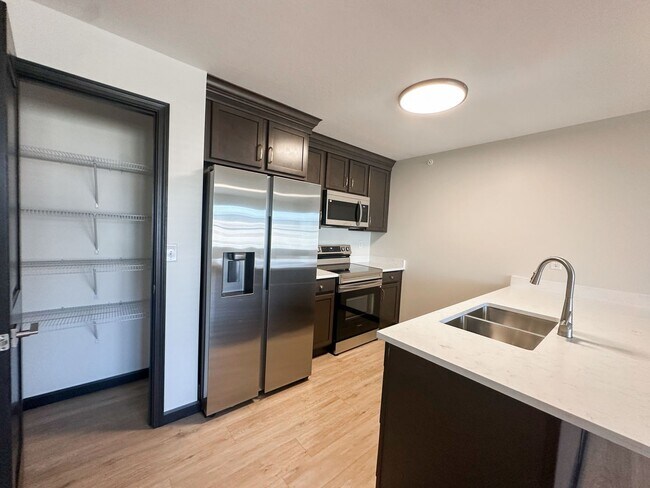 Building Photo - New! Beautiful 2 Bed, 2 Bath Apartment in ...