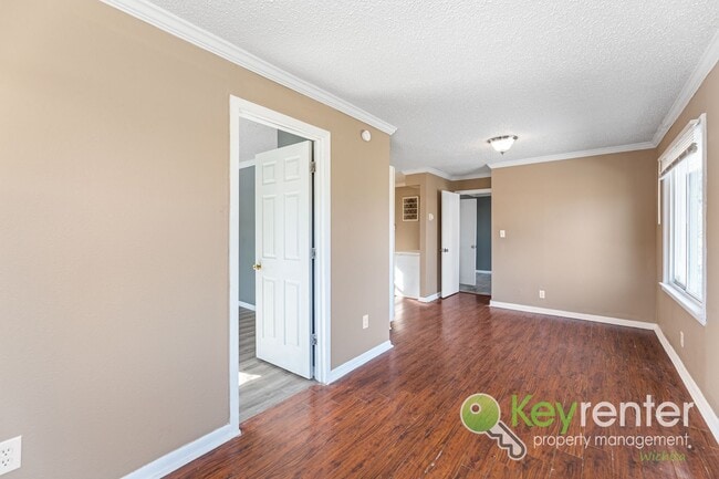 Building Photo - Renovated 2 bedroom | 1 Bath Duplex