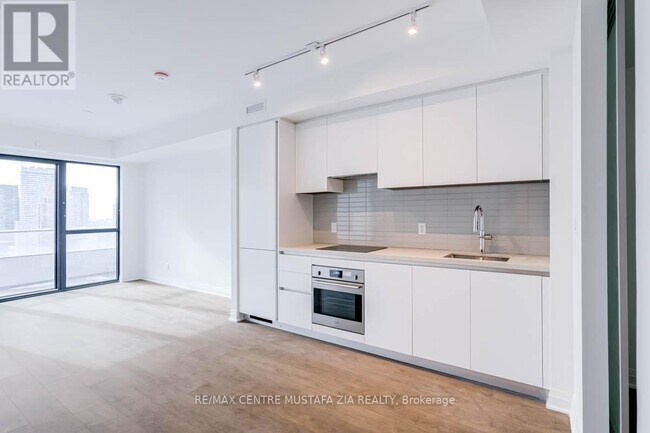 Photo du bâtiment - 4015 The Exchange