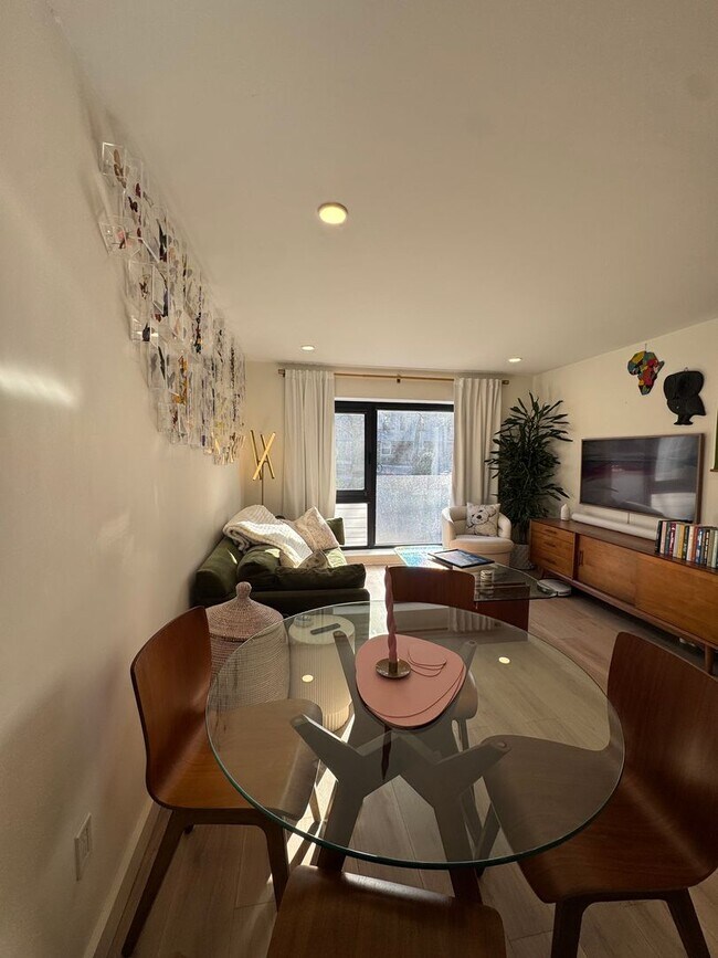 Building Photo - Must see 2 bed in Mission Hill... Don't miss out...