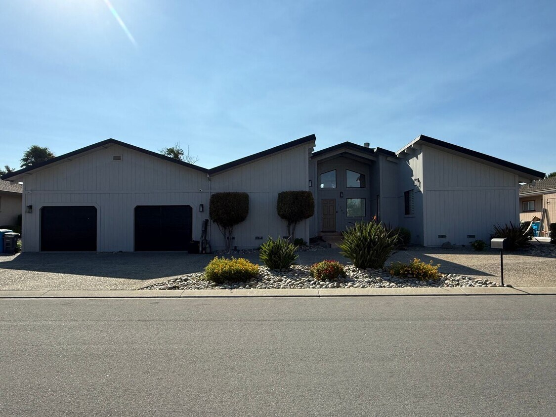 Foto principal - 1260 S Ridgemark Dr