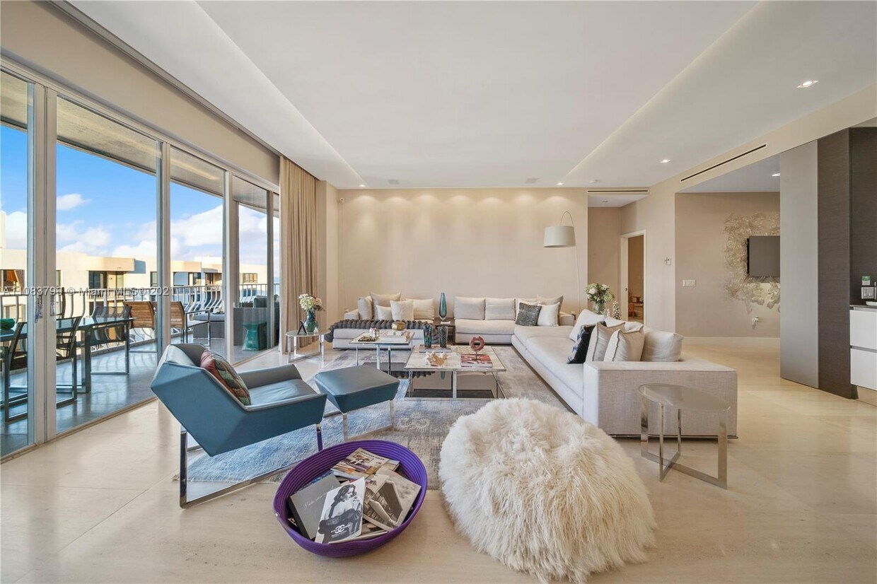 Primary Photo - 10155 Collins Ave