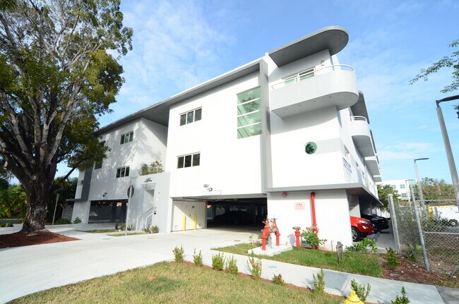 Building Photo - 645 Palmetto Dr