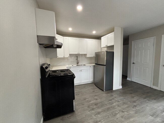 Photo du bâtiment - Updated 2 Bed 1 Bath Townhome in Corunna, Ontario!