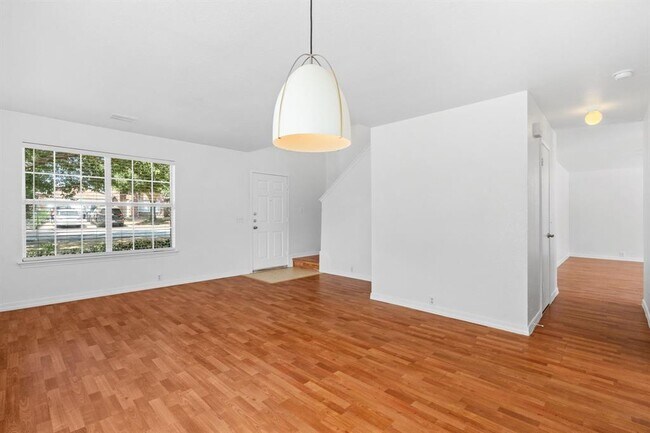 Building Photo - 905 Rocking Spur Cove