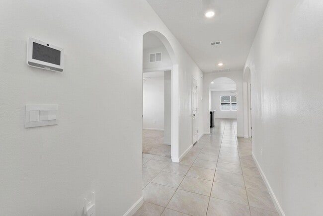 Building Photo - 357 SE Oakridge Dr