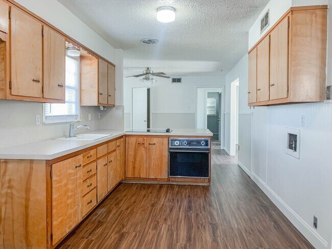 Building Photo - 2 bed 2 bath