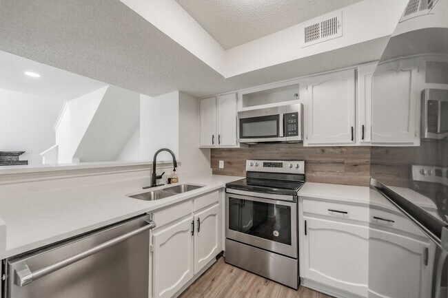 Foto del edificio - Updated 1-Bedroom Condo in Gated Community – Prime West 7th Location