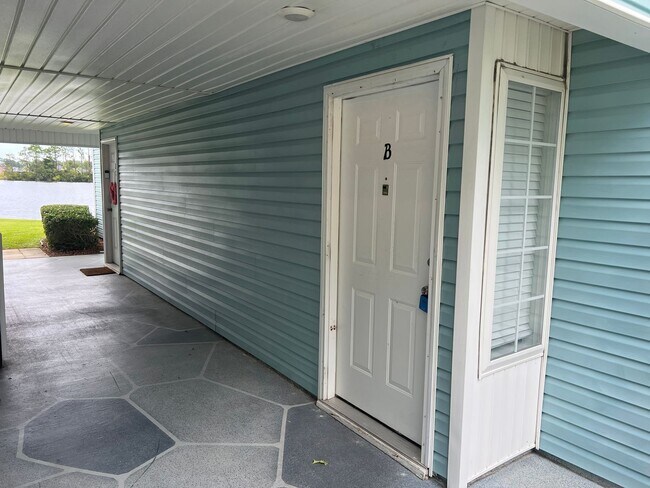 Building Photo - 1st Floor, 3 Bedroom, 2 Bath, Lakeside Con...