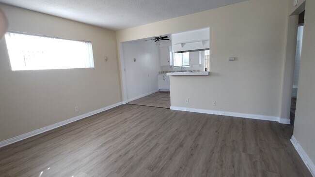 Foto del edificio - 2 BDRM, 1 BA WITH PRIVATE YARD AND GARAGE!