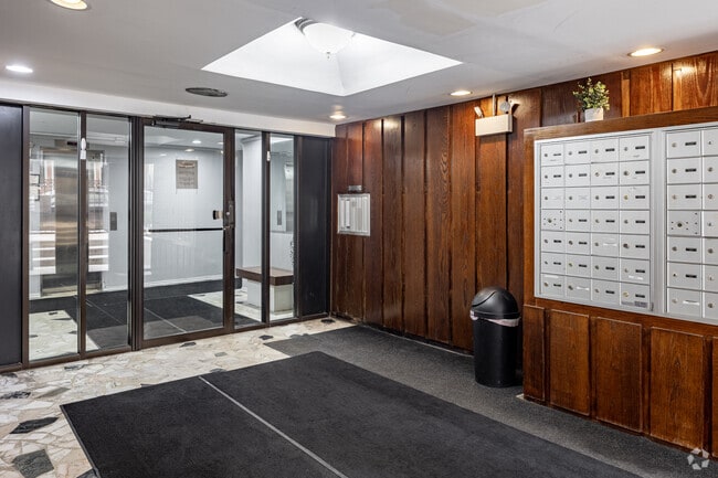 Lobby Photo - 350 - 3161 North Cambridge, LLC