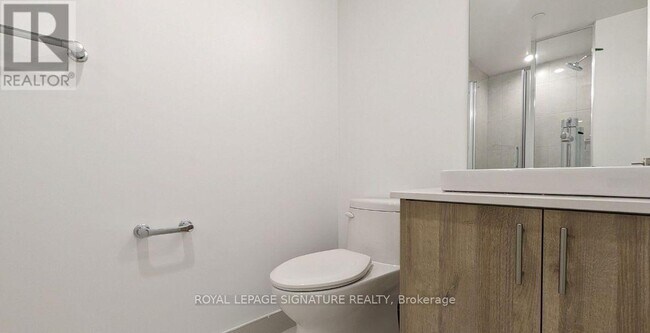 Photo du bâtiment - 1195 The Queensway