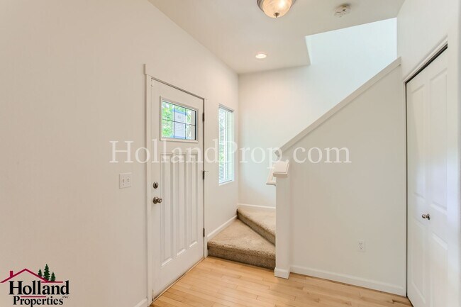 Building Photo - Fantastic Portland Townhouse!!! *** 1 Appl...