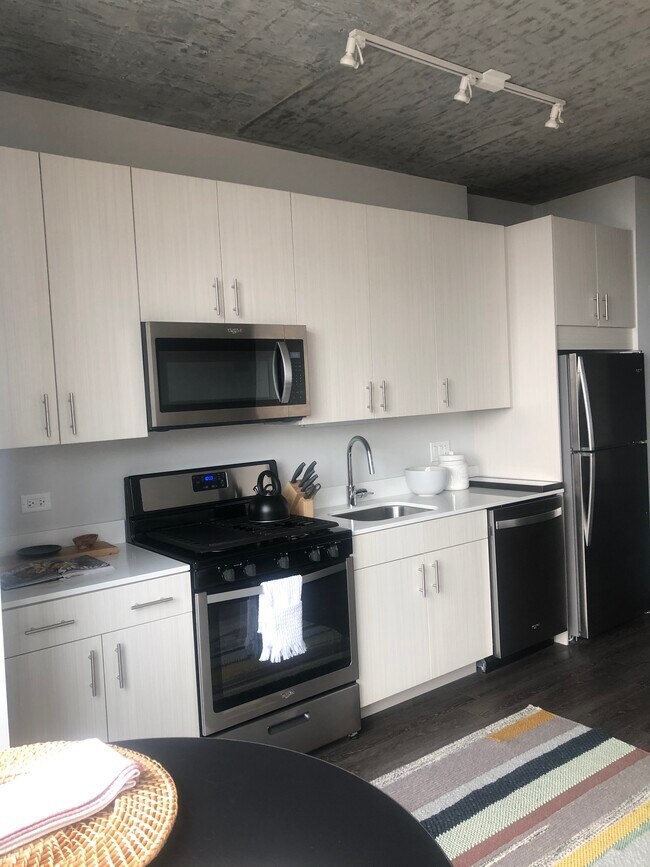 Kitchen - 719 S Clark St