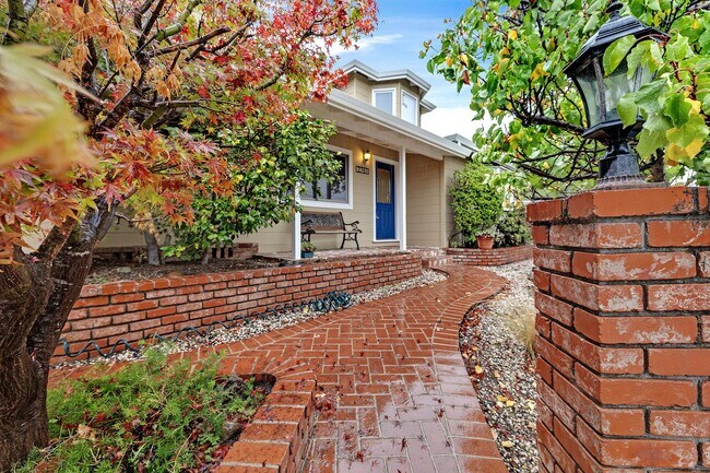 Foto del edificio - Stunning San Carlos 5 bedroom 4 bathroom H...