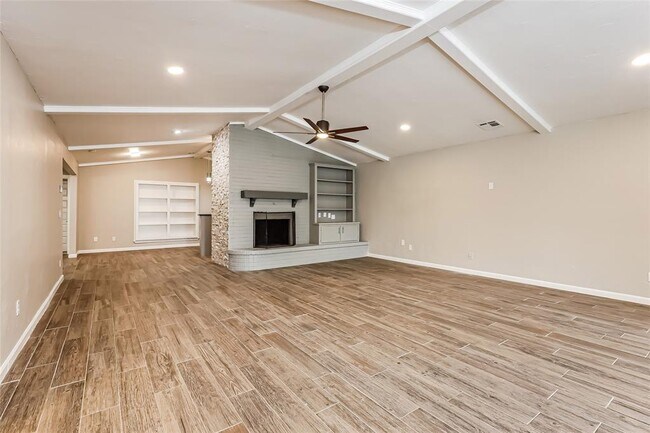 Foto del edificio - 7301 Skylark Ln