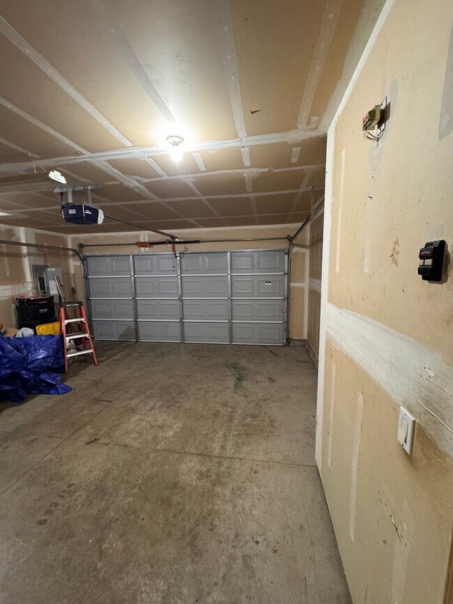 Foto del edificio - Spacious 3-Bed, 2.5-Bath Duplex for Rent in Longview