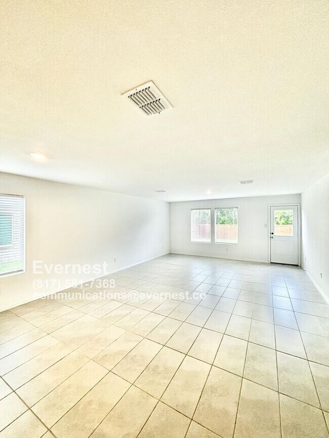 Foto del edificio - Beautiful 3-Bedroom Home with Spacious Yar...