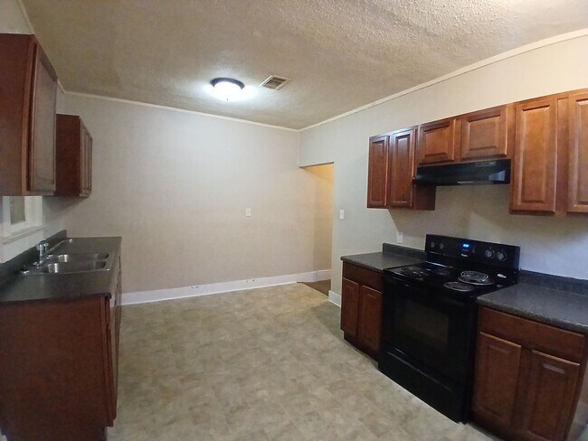 Building Photo - Newly Renovated 1BR/1BA Duplex near U of M