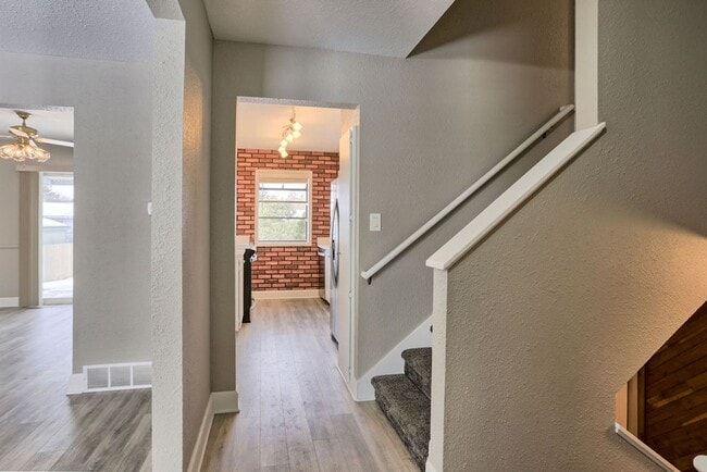 Building Photo - 3 Bedroom 2 1/2 Bath Home