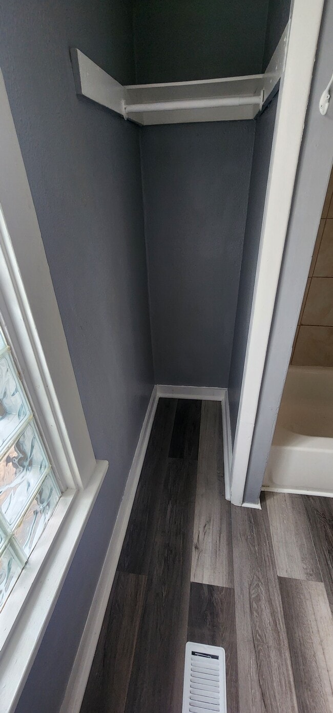 Building Photo - 808 Irving Ave