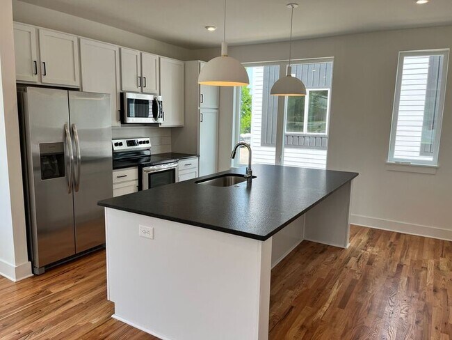Building Photo - 2206 Buena Vista Pike