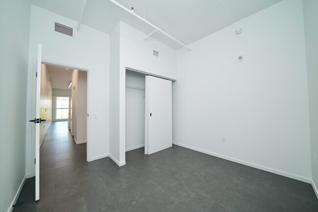 Building Photo - 127 Bannatyne Av