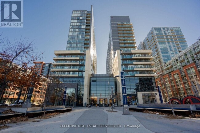 Building Photo - 36 Lisgar St