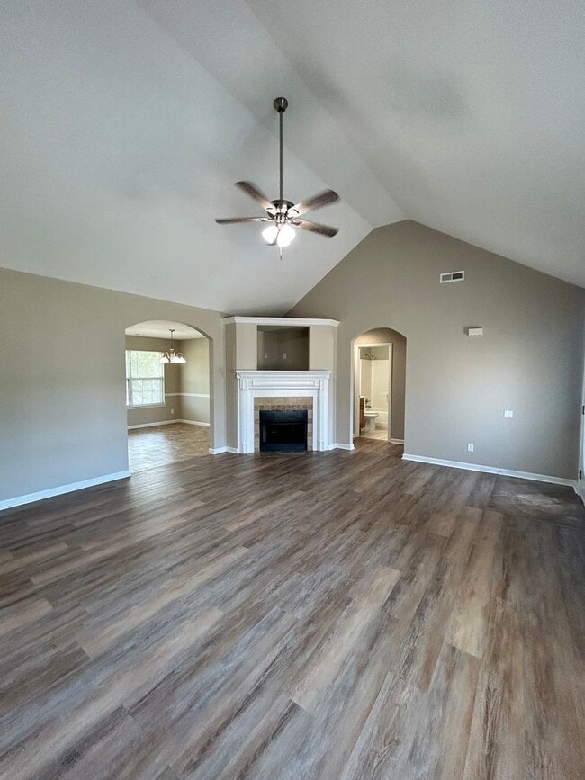 Building Photo - Welcoming 3 Bed, 2 Bath, Oversized 2 Car G...