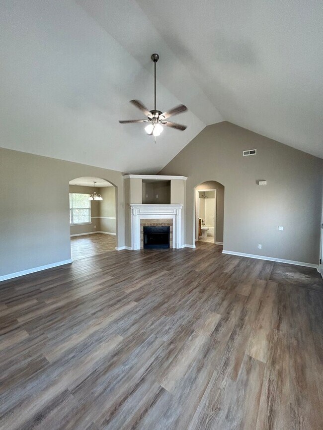 Foto del edificio - Welcoming 3 Bed, 2 Bath, Oversized 2 Car G...