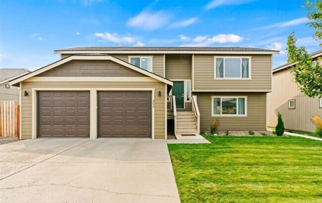 Building Photo - Newly Renovated & Ready to Impress!