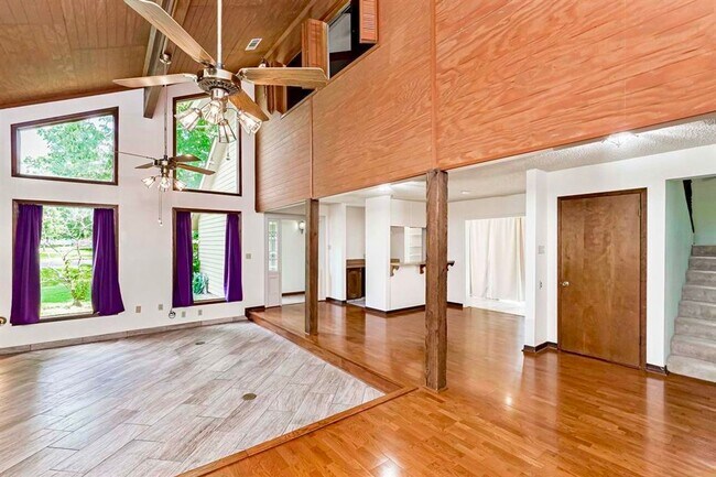 Foto del edificio - Spacious 3BR/2.5BA Retreat in Briarwood Estates – 3,000 Sq Ft, Updated & Full of Character!