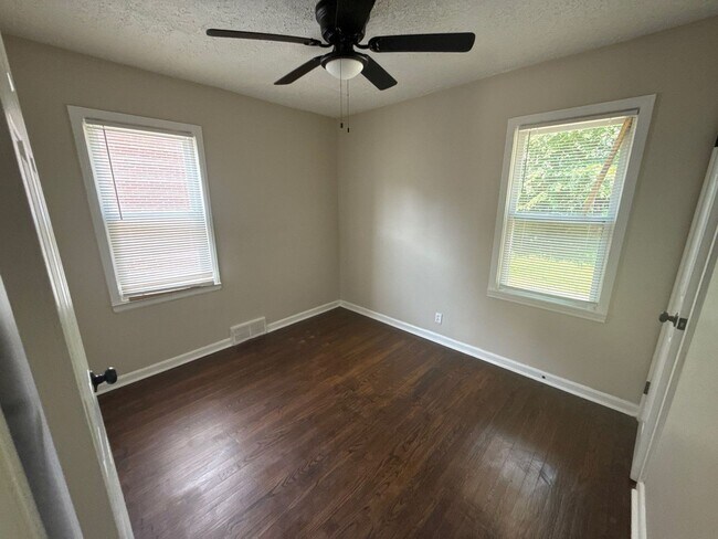 Foto del edificio - Renovated 3-Bedroom Home – We Welcome Sect...