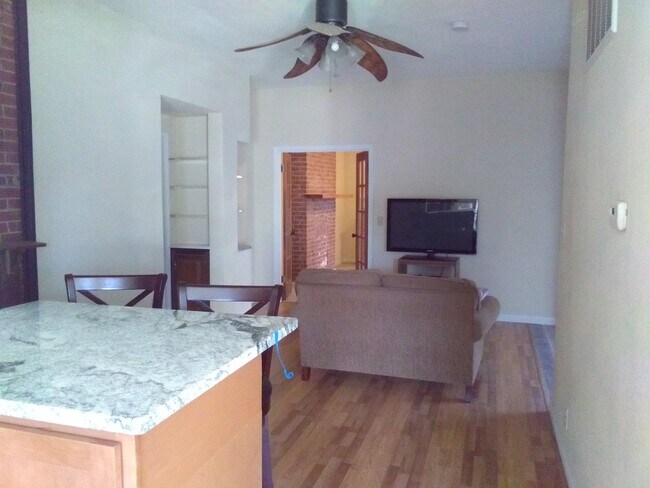 Foto del edificio - 2110A Adams St