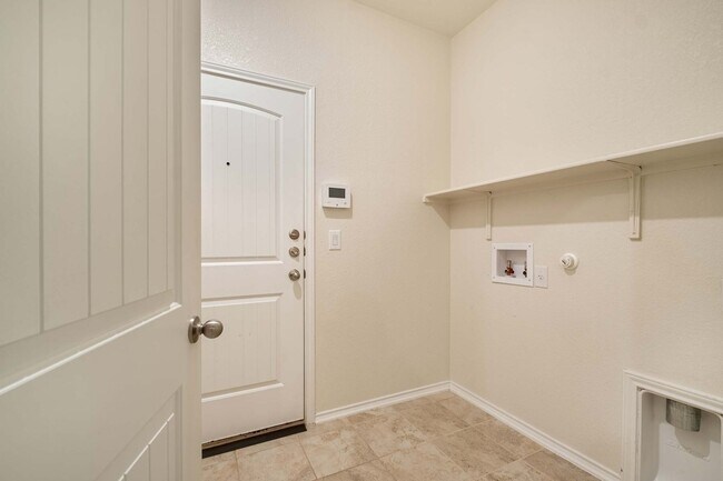 Building Photo - 907 Solitude Dr