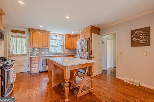 Building Photo - 227 W Lakeshore Dr