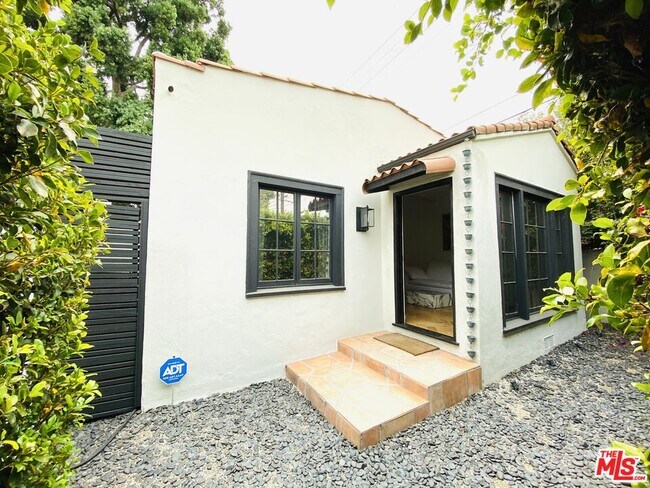 Foto del edificio - 8062 Waring Ave