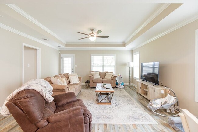 Foto del edificio - Contemporary 4BR/2BA Home with 2-Car Garage, Spacious Yard, and Close Proximity to Moody Air Forc...