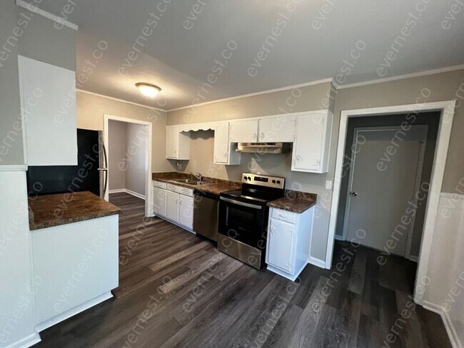 Building Photo - 913 Hillview Dr