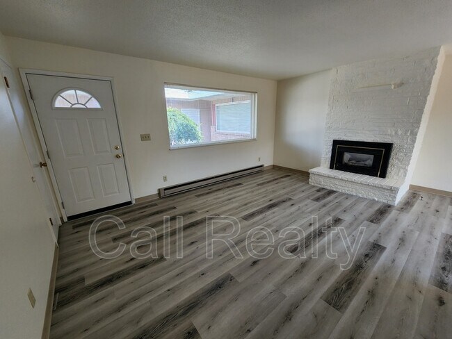 Building Photo - 708 N University Rd