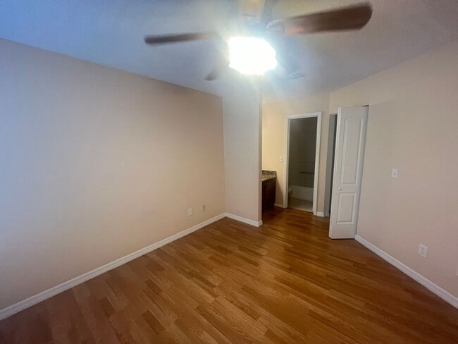 Building Photo - 2597 Grassy Point Dr