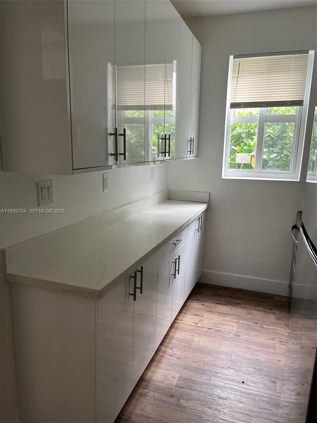 Building Photo - 321 SW 9th Ave