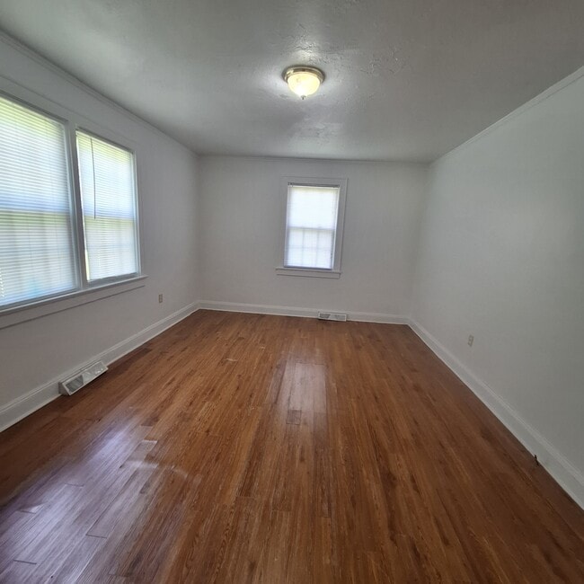 Building Photo - 827 Winston Dr