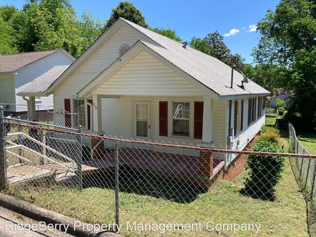 Foto del edificio - 3 br, 2 bath House - 216 Couper St NE