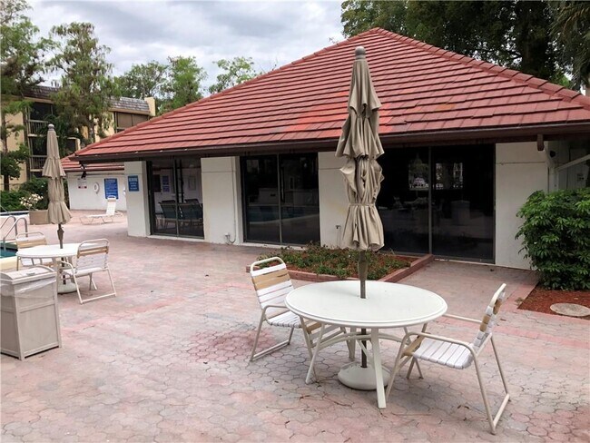 Building Photo - 8411 Forest Hills Dr