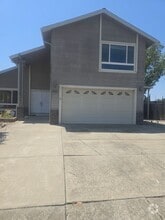 Building Photo - 900 Bluejay Dr