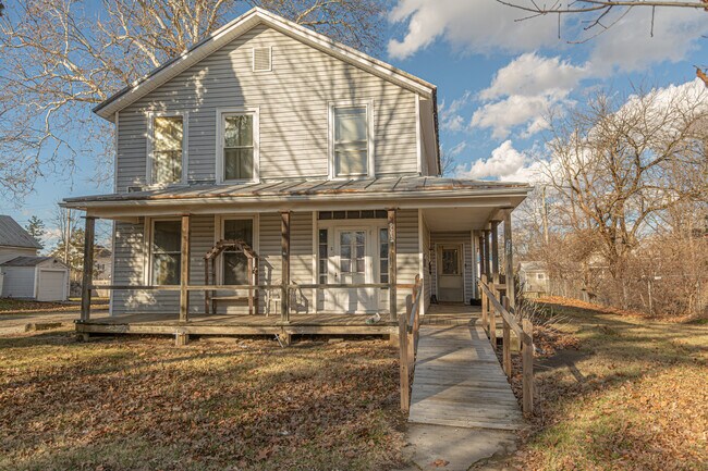 Front View - 923 W High St